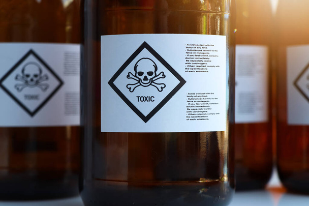 Токсичний хімічний символ на пляшці, небезпечні хімічні речовини в промисловості або лабораторії
 - Фото, зображення