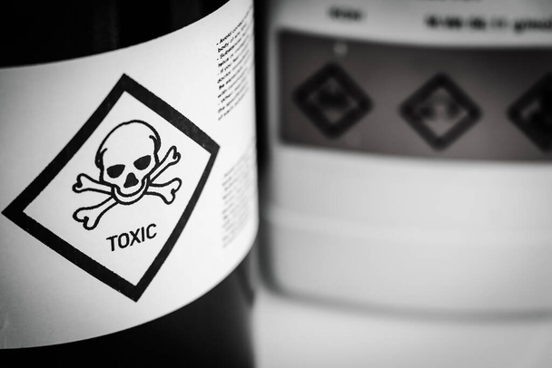 The toxic chemical symbol on the bottle, dangerous chemicals in industry or laboratory - 写真・画像