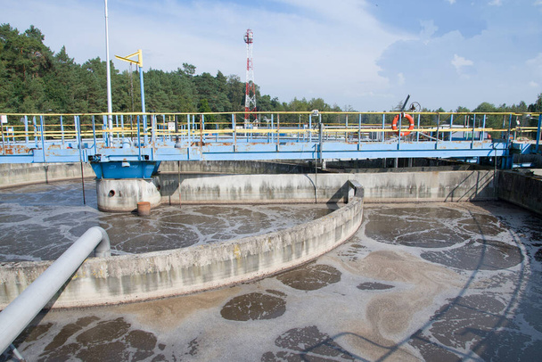 El proceso de recirculación de lodos tipo tanque de clarificador de contacto sólido en planta de tratamiento de agua  - Foto, Imagen