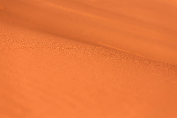 Goud oranje woestijn zand textuur achtergrond met kopieerruimte - Foto, afbeelding