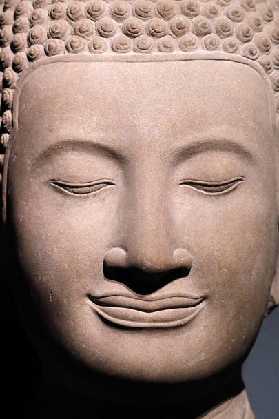 Az Ázsiai Művészetek Nemzeti Múzeuma. Buddha feje. Homokkő. 14. század. Bayon, Kambodzsa. Párizs. Franciaország.  - Fotó, kép