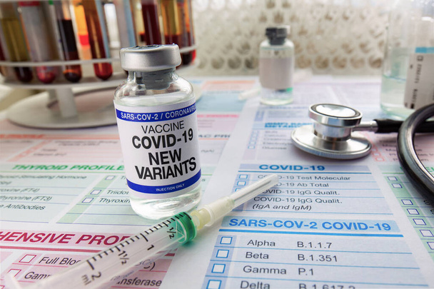 Φιαλίδιο και σύριγγα εμβολίου coronavirus sars-cov-2 για μετάλλαξη νέων παραλλαγών. Φιαλίδιο του εμβολίου Covi- 19 ή coronavirus για ανοσοποίηση κατά της μετάλλαξης του ιού και νέες υποπαραλλαγές - Φωτογραφία, εικόνα