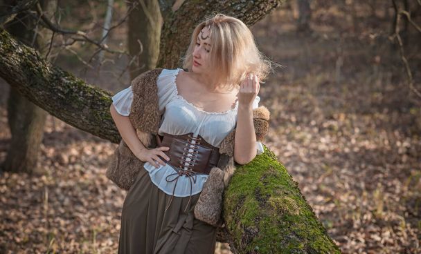 Illustratie van oude Scandinavische stijl. Concept van de Noordse of Keltische wereld, vrouw in noordelijke kleding in het bos - Foto, afbeelding