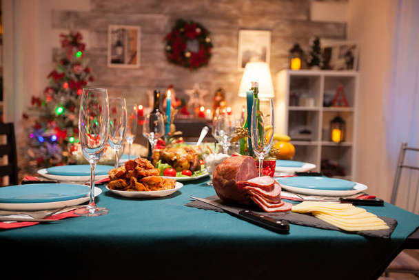 Traditioneel feestelijk diner op tafel voor kerstviering. - Foto, afbeelding