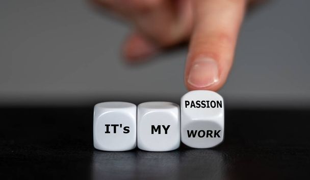 Mano gira i dadi e cambia l'espressione 'è il mio lavoro' a 'è la mia passione'. - Foto, immagini