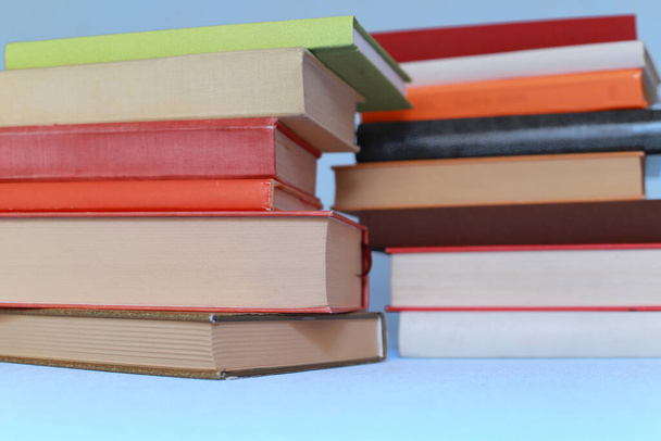pila de libros de tapa dura en la biblioteca, concepto de educación - Foto, Imagen