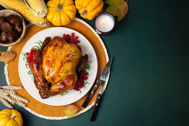 Joyeux Thanksgiving fond de vacances. Poulet entier rôti ou dinde aux légumes d'automne pour le dîner d'Action de grâces sur fond sombre - Photo, image
