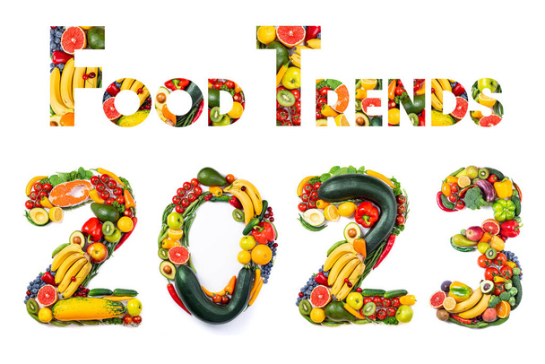 Nieuwjaar 2023 voedseltrends. Nieuwjaar 2023 gemaakt van groenten, fruit en vis op witte achtergrond. Nieuwjaar 2023 gezond voedsel. 2023 resoluties, gezond eten, duurzame ontwikkeling, doelstellingen - Foto, afbeelding