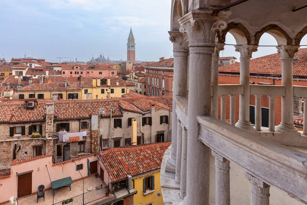 Vista de la ciudad desde lo alto de la escalera de caracol Scala Contarini del Bovolo. Venecia. Italia. - Foto, imagen