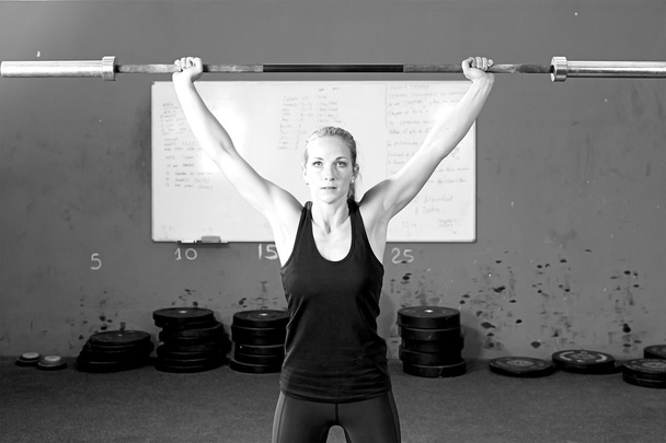 donna che fa esercizi di sollevamento barre - allenamento crossfit
 - Foto, immagini