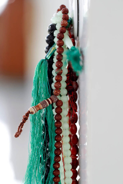 Mosquée Masjid Ar-Rohmah. Perles de chapelet colorées sur le mur. Chau Doc. Viêt Nam.  - Photo, image