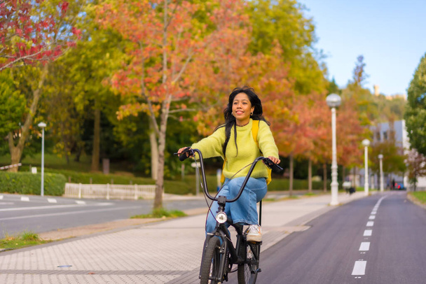 joven asiático mujer estudiante ciclismo en su camino a la universidad en europa, vida sana, eco friendly - Foto, imagen