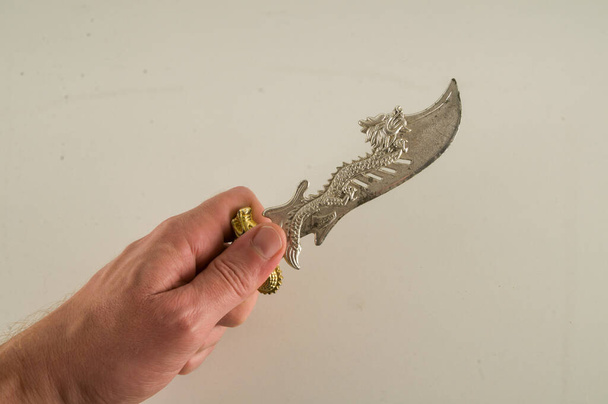 Primo piano del coltello orientale Oggetto su sfondo bianco - Foto, immagini