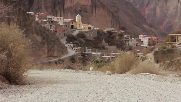 Sisäänkäynti Iruyan muinaiseen kaupunkiin Saltan maakuntaan, Andien vuoristoon, Argentiinaan. 4K resoluutio. - Materiaali, video