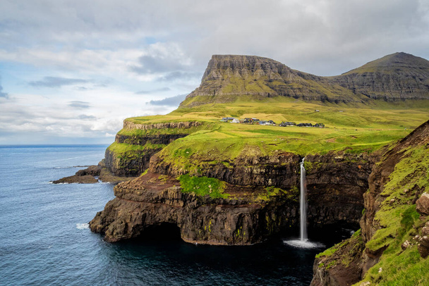 Mulafossur Şelalesi, Vagar, Faroe Adası 'nın uzun bir görüntüsü.. - Fotoğraf, Görsel