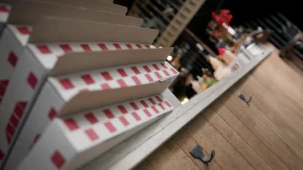 Close-up - pudełka po pizzy ułożone jeden na drugim w restauracji - Materiał filmowy, wideo