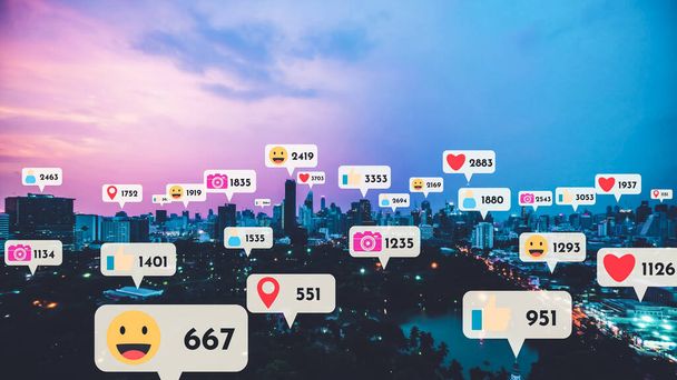 Ikony mediów społecznościowych przelatują nad centrum miasta pokazując ludziom wzajemność poprzez platformę aplikacji społecznościowych. Koncepcja strategii marketingu społecznościowego online i mediów społecznościowych . - Zdjęcie, obraz