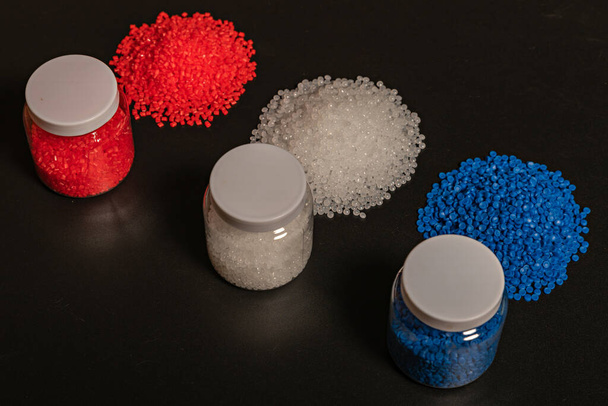 Detailní záběr plastových polymerních granulí. polymerové pelety v ruce. polymerový plast. polymer sloučenin. Bioplast.  - Fotografie, Obrázek