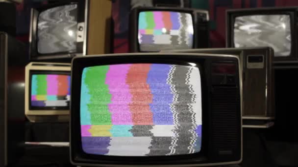 Retro TV Включение хромированного ключевого зеленого экрана среди множества винтажных телевизоров со статическим шумом и тестовыми пластырями. Закрыть.   - Кадры, видео