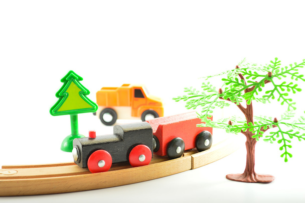 Τρένο και φορτηγό, γερανός. Παιχνίδια για παιδιά. - Φωτογραφία, εικόνα