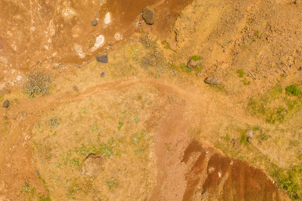 Drohne fotografiert trockene Landschaft und einen Pfad durch sie während des Sommertages. - Foto, Bild
