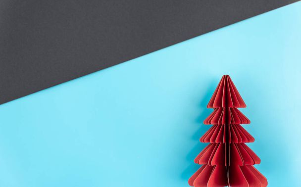 Χριστουγεννιάτικο φόντο με origami δέντρο χαρτί σε φόντο χαρτί, επίπεδη lay, αντίγραφο χώρο. - Φωτογραφία, εικόνα