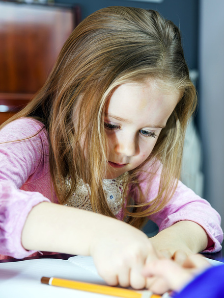 Evde mektup yazma ve konuşma için sevimli küçük kız eğitim - Fotoğraf, Görsel