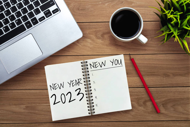 2023 Happy New Year Resolution Goal List and Planans Setting - Business office desk s notebookem napsaným o plánu výpisu cílů a předsevzetí nového roku. Změna a koncepce odhodlání. - Fotografie, Obrázek