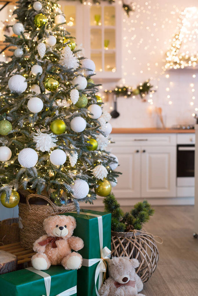 Weihnachtsbaum und Geschenke zu Hause. - Foto, Bild