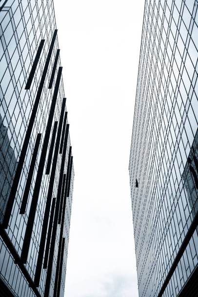 Rascacielos de negocios modernos con reflexión y simetría - Foto, Imagen