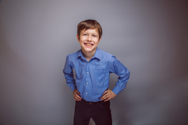 portrét smějící se dospívající chlapec shatena Evropského vzhledu - Fotografie, Obrázek