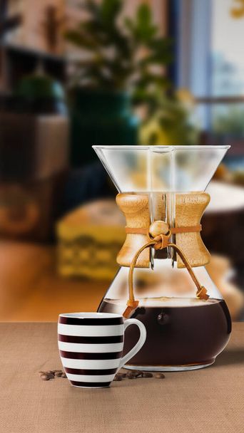 CHEMEX COFFEE maker filter met zwarte koffiekop geïsoleerd op tafel zijaanzicht - Foto, afbeelding