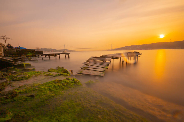 Ein Blick auf Istanbul von einem Pier nahe der Bosporus-Brücke, aufgenommen mit der Langzeitbelichtungstechnik. - Foto, Bild