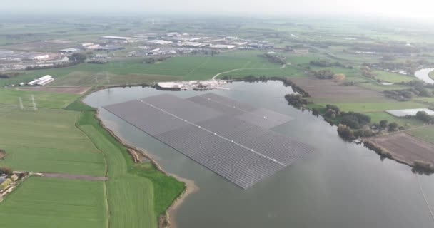 Il più grande parco solare galleggiante d'Europa su un lago di estrazione della sabbia, Bomhofsplas a Zwolle, nei Paesi Bassi. Estrazione sostenibile di energia rinnovabile. - Filmati, video