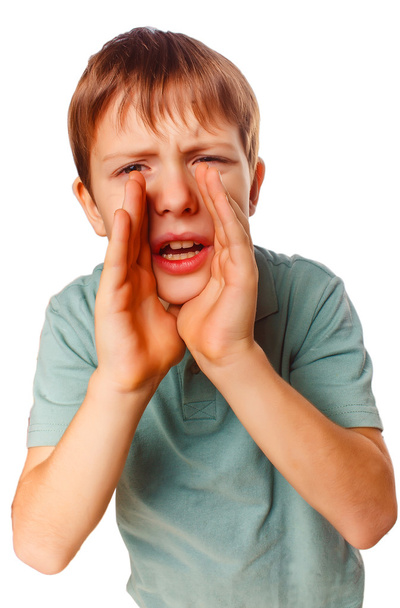 αγόρι ουρλιάζοντας στο στόμα, χέρια απομονωμένες λευκό φόντο - Φωτογραφία, εικόνα