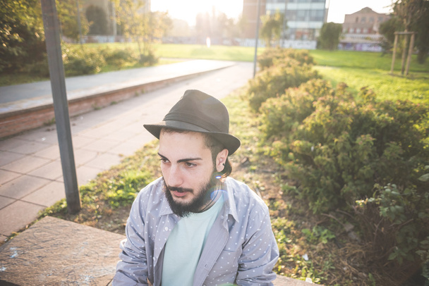 Hipster şehirdeki şapkalı adam sakallı - Fotoğraf, Görsel