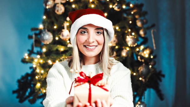 Detail usmívající se dívka s vánočním dárkem - Fotografie, Obrázek