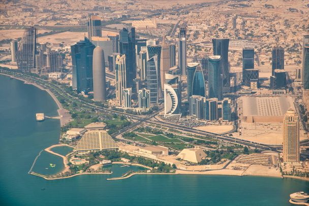 Légi felvétel Doháról a repülőgépről. Corniche és modern épületek, Katar. - Fotó, kép