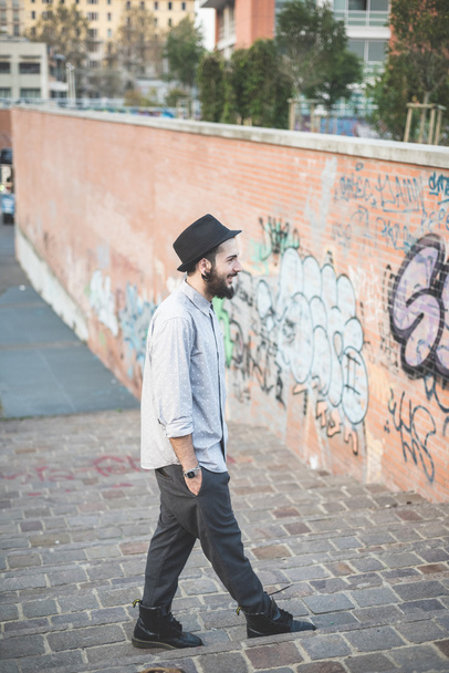 Hipster bearded man in hat in town - Zdjęcie, obraz