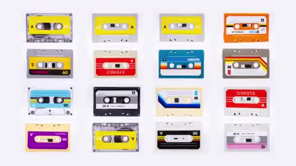 Une collection de cassettes avec différentes étiquettes unies - Séquence, vidéo