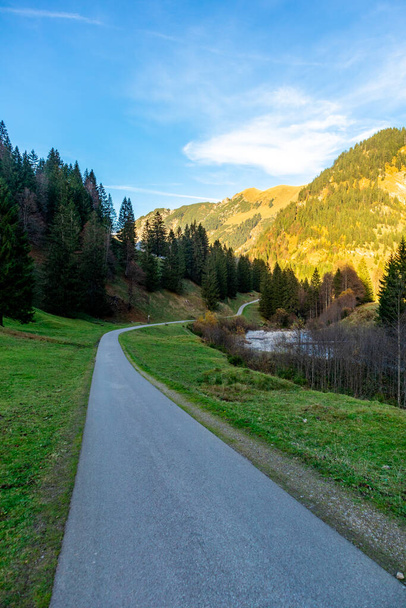 Piccola escursione autunnale attraverso il bellissimo paesaggio dell'Allgu vicino Oberstdorf - Baviera - Germania - Foto, immagini