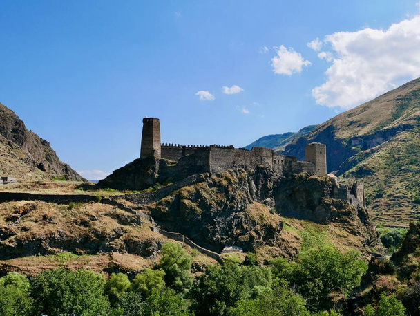 Panoraamanäkymät Khertvisin linnoitukseen Samtskhe-Javekethin alueella Georgiassa. Laadukas kuva - Valokuva, kuva