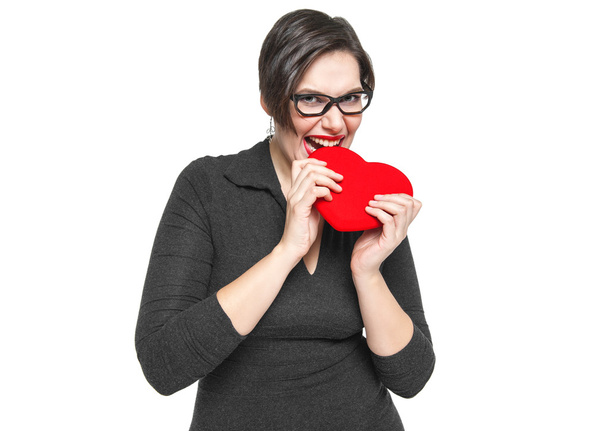 Hermosa mujer de tamaño grande muerde corazón rojo aislado
  - Foto, imagen