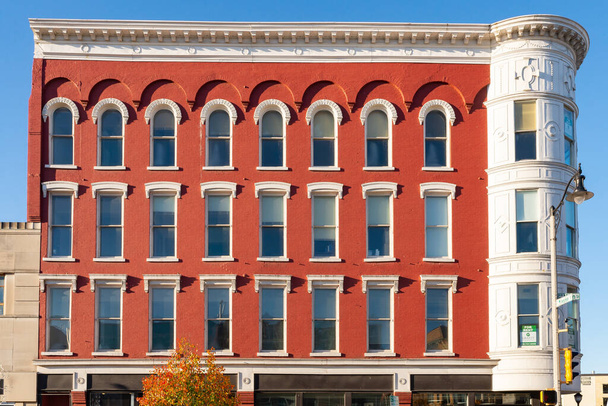 Janesville, Wisconsin - United States - November 7th, 2022: Exterior of old brick building in downtown Janesville, Wisconsin. - Foto, Imagen