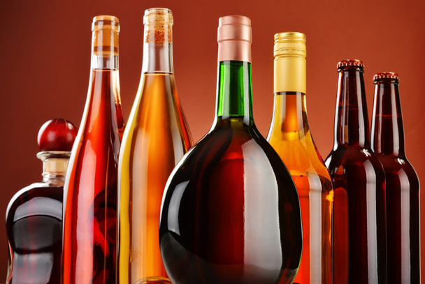 flessen van diverse alcoholhoudende dranken - Foto, afbeelding
