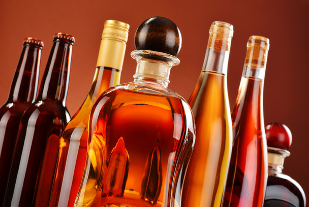 Garrafas de bebidas alcoólicas variadas
 - Foto, Imagem