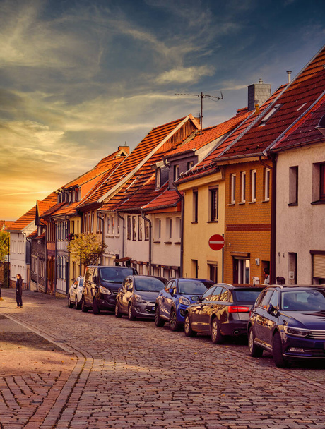 22 Ekim 2021. Bleicherode, Almanya: Günbatımında Avrupa 'daki eski bir kasabanın güzel akşam ışığı manzarası. Almanya. - Fotoğraf, Görsel