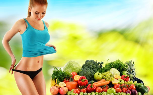 Dieta equilibrada à base de vegetais orgânicos crus e frutas
 - Foto, Imagem