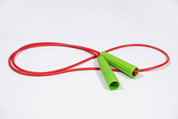 Rood groen touw op witte achtergrond close-up. - Foto, afbeelding