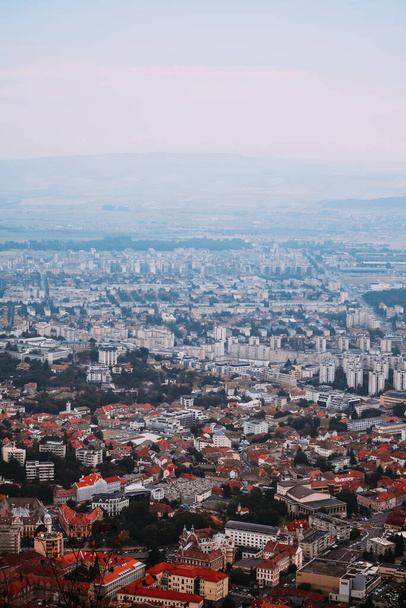 Cityscape of Brasov, Ρουμανία κατά τη διάρκεια της ημέρας με copyspace - Φωτογραφία, εικόνα